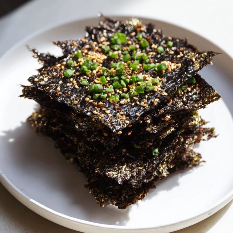 Savory Snacks de Vague Surf, crispy seaweed bites with sesame seeds, ideal for sharing while enjoying a drink.